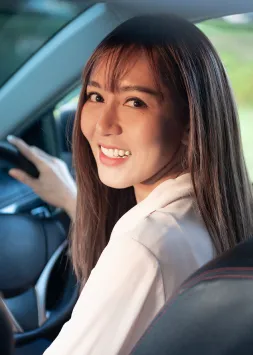 woman driving a car with fastened seatbelt 2024 12 22 23 18 31 utc